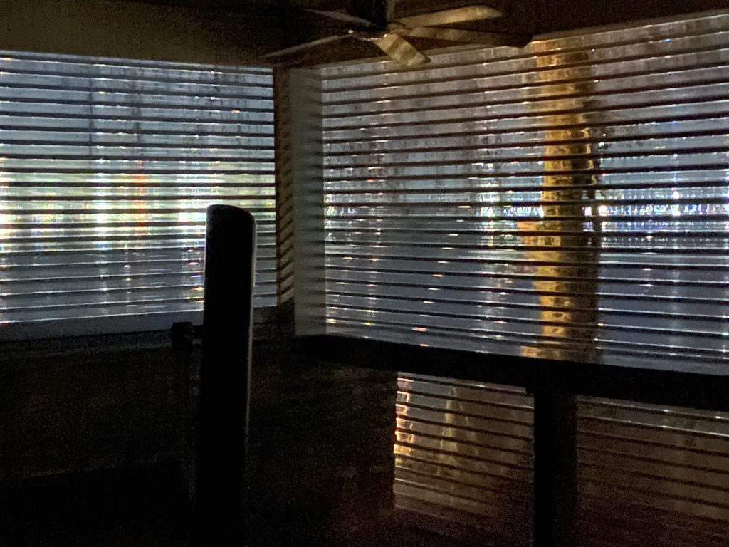 Adjustable rollshutters allow for light control, helping to reduce energy costs.